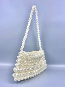 Sac à bandoulière en perles fait main avec texture tissée et anse supérieure vue à 45 degrés