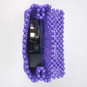 Vista dall'alto della borsa viola in perline fatta a mano con spazio interno