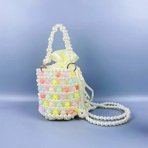 Detail der Perlen-Beuteltasche mit bunten Würfeln und gelbem Satin-Innenfutter
