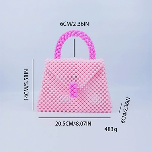 Dimensioni della borsa di perle rosa con 20,5 cm di lunghezza e 14 cm di altezza