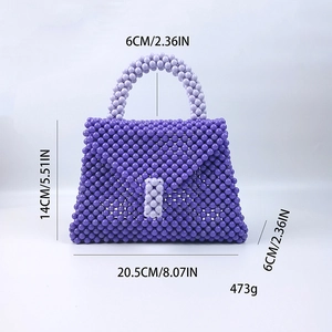 Vista macro della borsa di perle viola con dimensioni: 20,5 cm di lunghezza e 14 cm di altezza