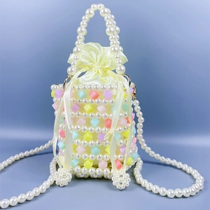 Detail der handgefertigten Perlen-Beuteltasche mit pastellfarbenem Beutel aus Satin