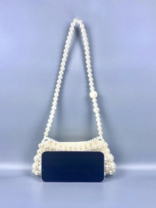 Mini borsa a tracolla in perle bianche con cellulare per mostrare le dimensioni reali