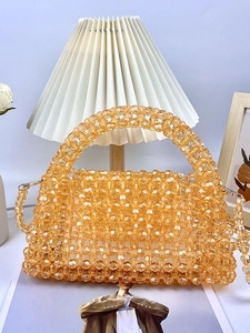 Bolso de mano de cuentas tejidas en color naranja ámbar con correa bandolera