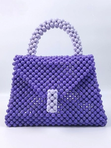 Borsa a mano viola fatta a mano con perle intrecciate e chiusura a patta alla moda
