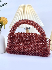 Bolso de almohada tejido a mano con cuentas acrílicas de ámbar y asa superior