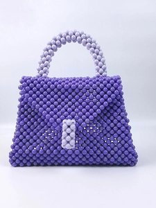 Borsa a mano artigianale in perline viola con manico lilla e design trapezoidale elegante