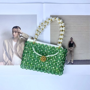 Vue détaillée du sac en perles vert émeraude avec poignée élégante en perles nacrées