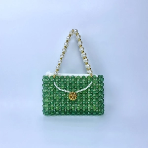 Détail des perles vertes facettées et de l'anse en perles sur un sac à main fait main