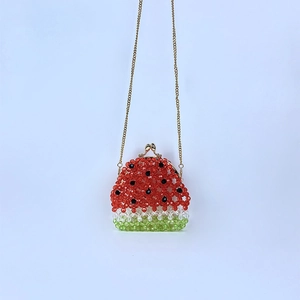 Dettaglio della mini borsa di perline anguria fatta a mano con chiusura in metallo oro