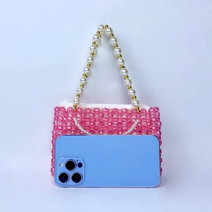 Détail du mini sac à main en perles roses avec anse perlée et fermeture éclair