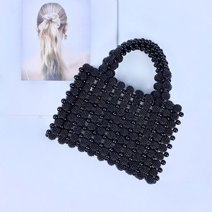 Détail d'un sac à main artisanal en perles noires avec motif tissé texturé unique