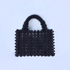 Détail d'un sac à main artisanal en perles noires avec tissage en maille sophistiqué