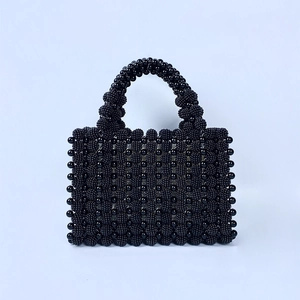 Vue détaillée du sac de soirée fait main en perles noires avec texture de mûre brillante