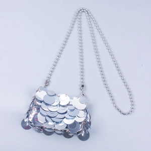 Chique zilveren pailletten mini schoudertas met glanzende finish en lange bolletjesketting