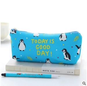 Estuche azul de PU con diseño de pingüinos y bolígrafo a juego sobre un cuaderno