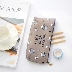 Estuche Totoro de cuero PU caqui con gran capacidad y cremallera metálica resistente