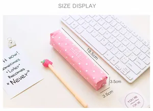 Detailoverzicht van roze canvas etui met stippen, afmeting 19,5 cm bij 3,5 cm