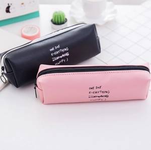 Minimalistische große Federtaschen aus PU-Leder in Pink und Schwarz mit Reißverschluss