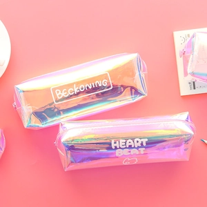 Kreative laser holografische Federmappen in Rosa und Blau Farbverlauf auf rosa Hintergrund