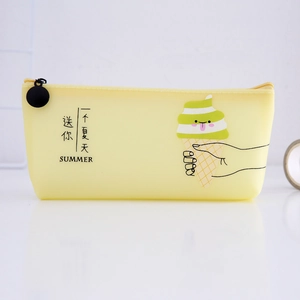 Détail de la trousse jaune en silicone avec imprimé glace d'été et fermeture éclair jaune