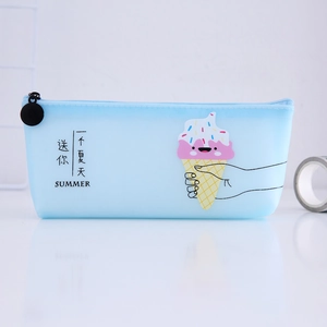 Détail de la trousse en silicone bleu clair avec motif de glace et fermeture éclair