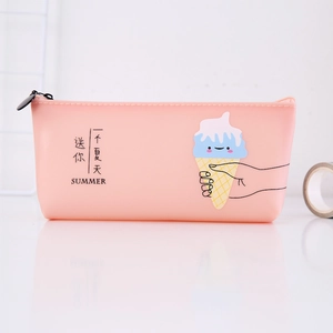 Détail d'une trousse rose rectangulaire avec illustration de glace d'été et fermeture éclair