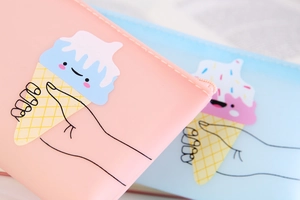 Gros plan de trousses à crayons en cuir PU rose et bleu avec motif crème glacée