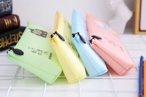 Lot de quatre trousses triangulaires en silicone pastel : menthe, jaune, bleu et rose