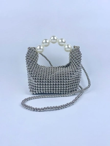 Franse vintage handgeweven mini pareltas met zilveren kralen en een parel handvat