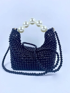 Handgemaakte zwarte kralen handtas met groot wit parelhandvat en crossbody riem