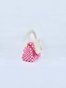 Dettaglio mini borsa fatta a mano con perline rosa e fiocco di perle bianche