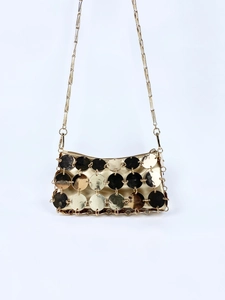 Dettaglio mini borsa con paillettes dorate effetto squame e tracolla a catena lunga