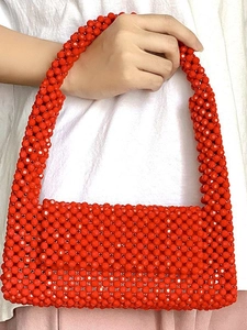 Handgefertigte rote Acryl Perlenhandtasche mit gewebtem Design und rechteckiger Klappe