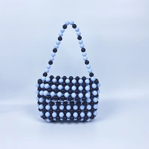 Détail du sac de perles tissé à la main avec un motif de perles bleues et noires