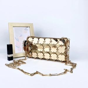 Elegante borsa a tracolla con paillettes dorate e catena lunga per feste e serate
