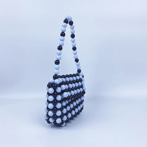 Détail du mini sac à perles fait main avec perles tressées bleues et noires