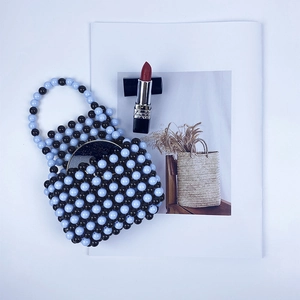 Détail du mini sac artisanal en perles à pois bleus avec miroir intérieur inclus