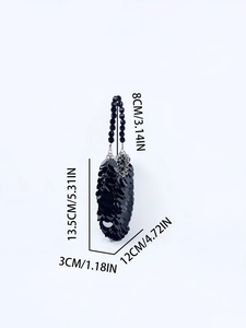 Détails du mini sac à paillettes noires avec dimensions : largeur 12cm et anse en perles
