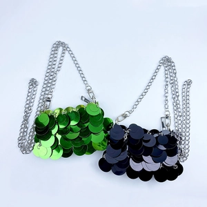 Détail de mini sacs à paillettes avec sequins superposés en vert et noir étincelant