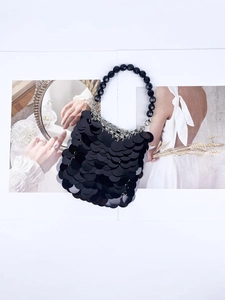 Détail des paillettes noires en écailles et de la poignée perlée du mini sac chic