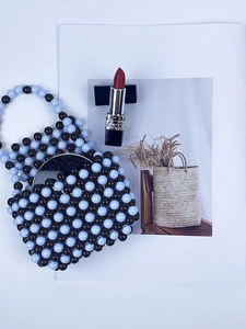Sac à main artisanal en perles bleues et noires avec motif à pois style vintage