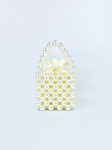Dettaglio mini borsa fatta a mano con perle color crema e fodera interna in raso a sacchetto