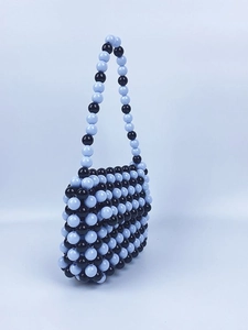 Sac à main artisanal en perles avec motif en damier bleu et noir au style rétro