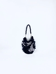 Détails des paillettes noires en écailles de poisson et poignée perlée du mini sac