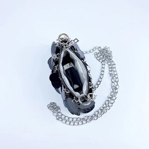 Détail de l'intérieur du mini sac à paillettes noires avec chaîne et fermeture éclair
