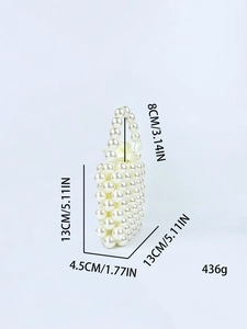 Dettaglio della borsa a secchiello con perle bianche, dimensioni 13x13x4,5cm e fiocco