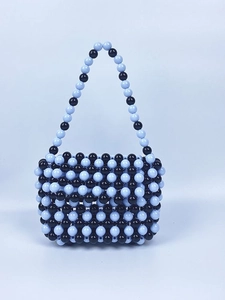 Sac à main artisanal en perles avec motif à damier bleu et noir et anse ronde