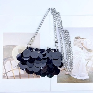 Détail du sac bandoulière à paillettes noires avec texture en écailles et chaîne argent