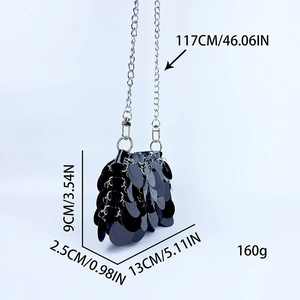 Dimensions détaillées du mini sac à paillettes noires avec fine chaîne argentée